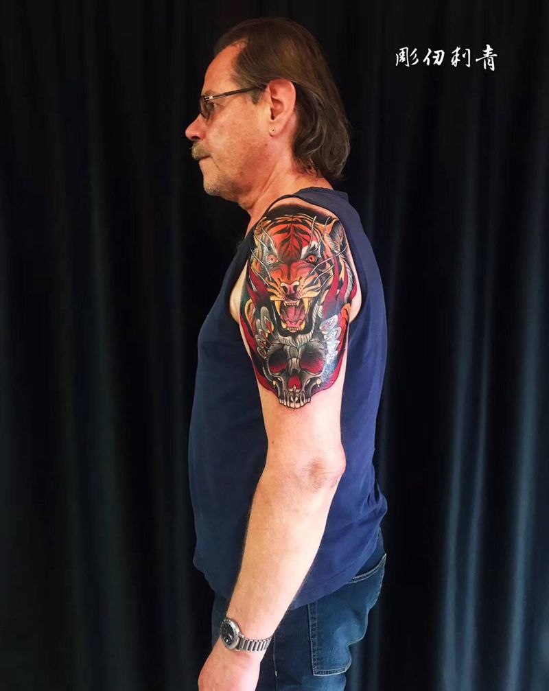 老虎纹身图片_肩部纹身图案