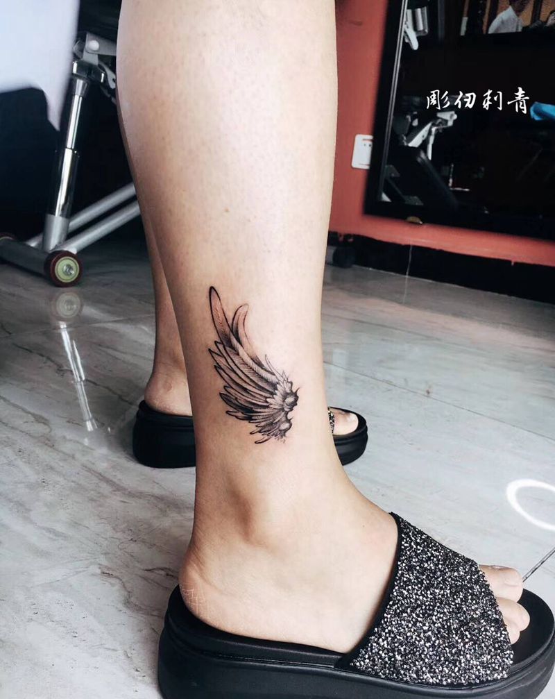 小翅膀纹身图片_腿部纹身图案