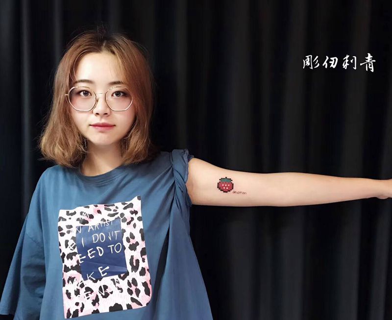 马赛克草莓纹身图片_几何纹身图案