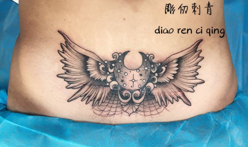 翅膀剖腹产遮盖纹身图片_腹部纹身图案