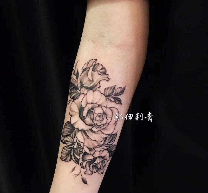 玫瑰素花纹身图片_手臂纹身图案