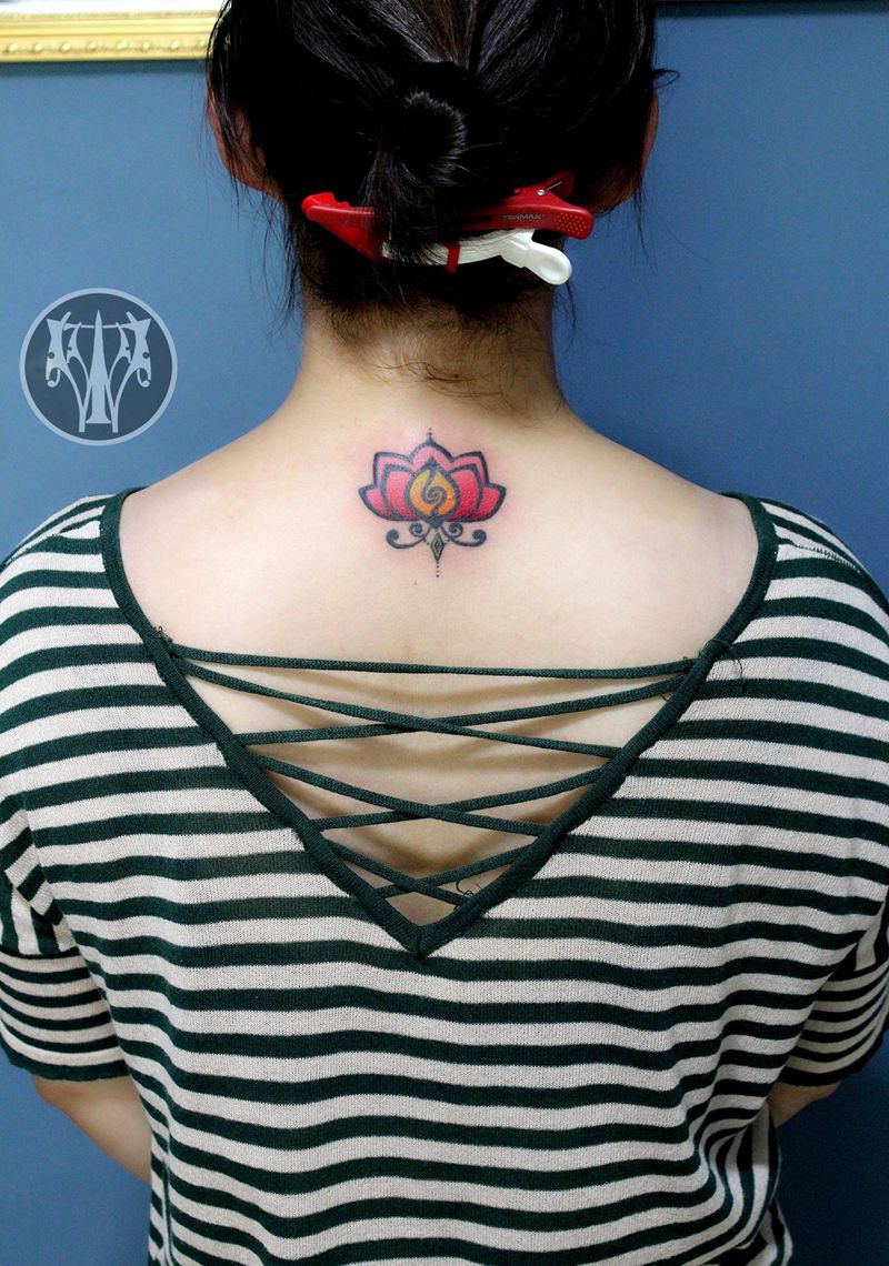 小清新 莲花纹身图片_背部纹身图案