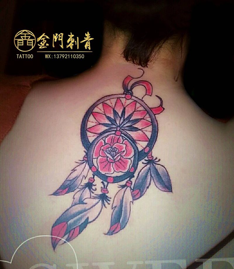 捕梦网《欣师傅作品》纹身图片_背部新传统New School捕梦网女生后背纹身图案