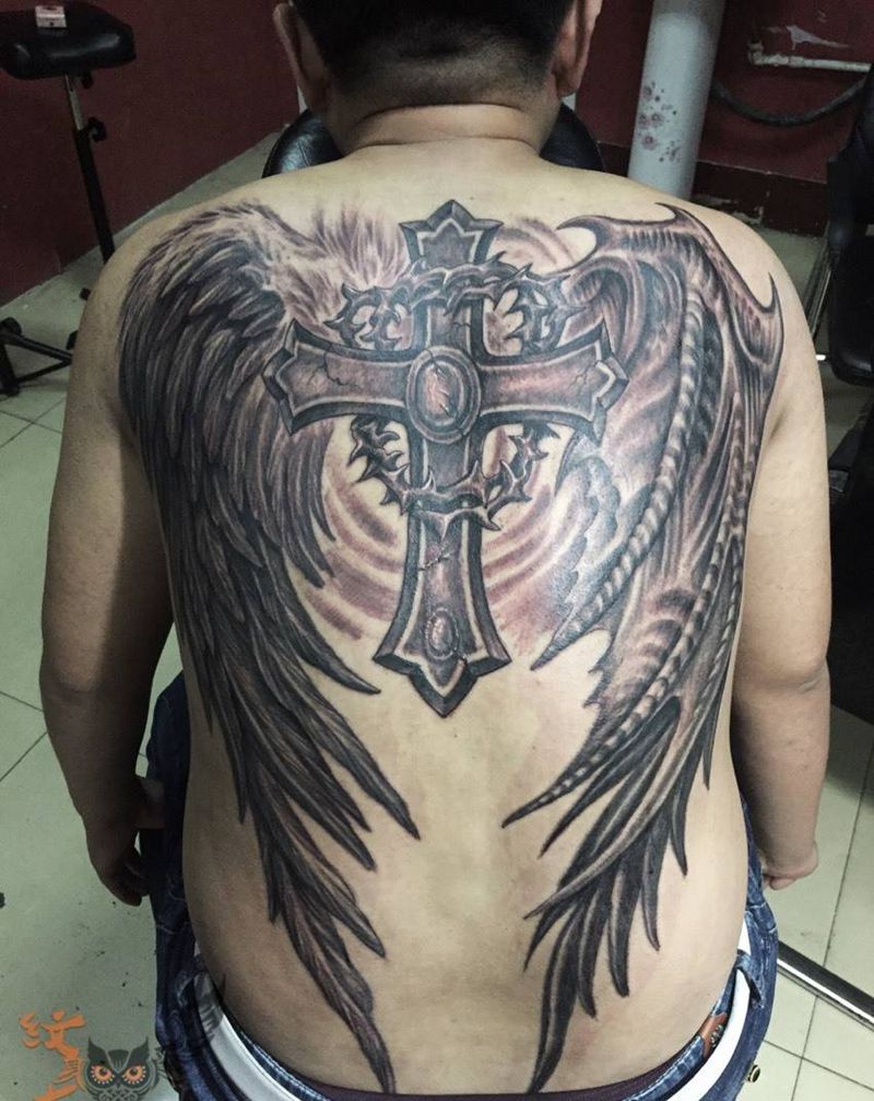 翅膀十字架纹身图片_成品背部欧美传统宗教纹身图案