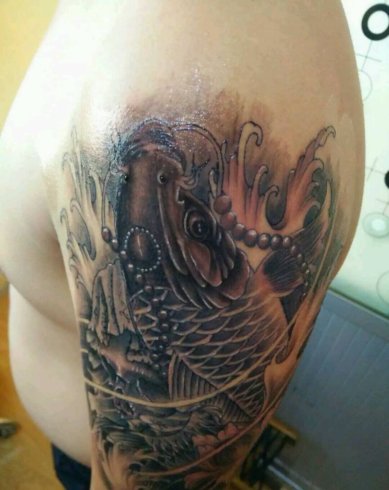 大臂鲤鱼纹身图片