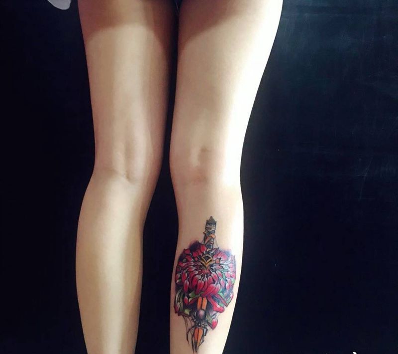 匕首菊花纹身图片
