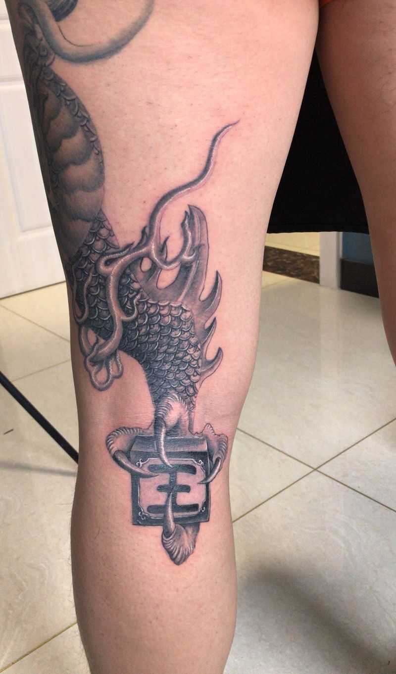 石雕龙 进行中纹身图片