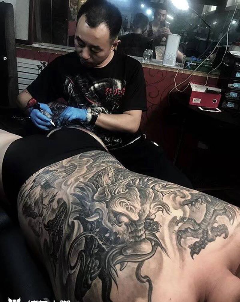 满背盘腿龙纹身图片_成品背部腿部传统原创动物纹身图案
