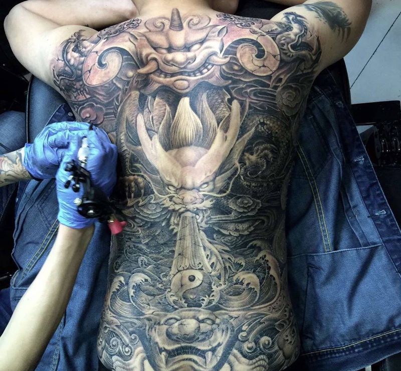 满背九龙璧纹身图片