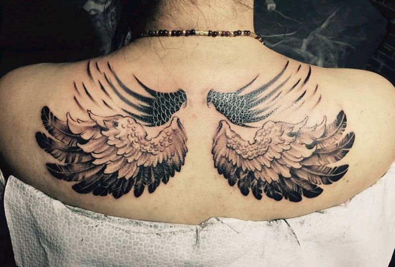 翅膀纹身图片_背部纹身图案