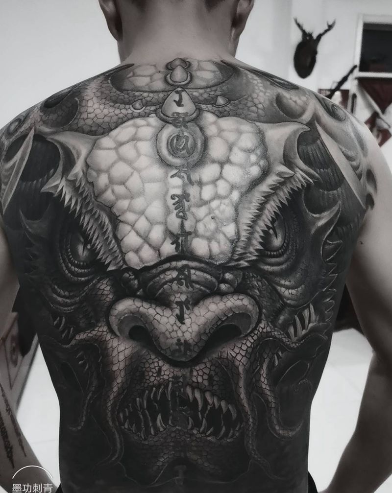 临摹岳老师龙临纹身图片_背部新传统纹身图案