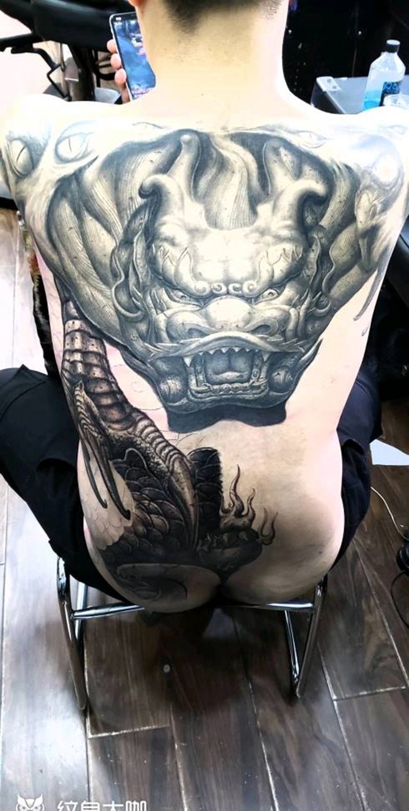 神龙壁纹身图片_背部老传统石雕龙纹身图案