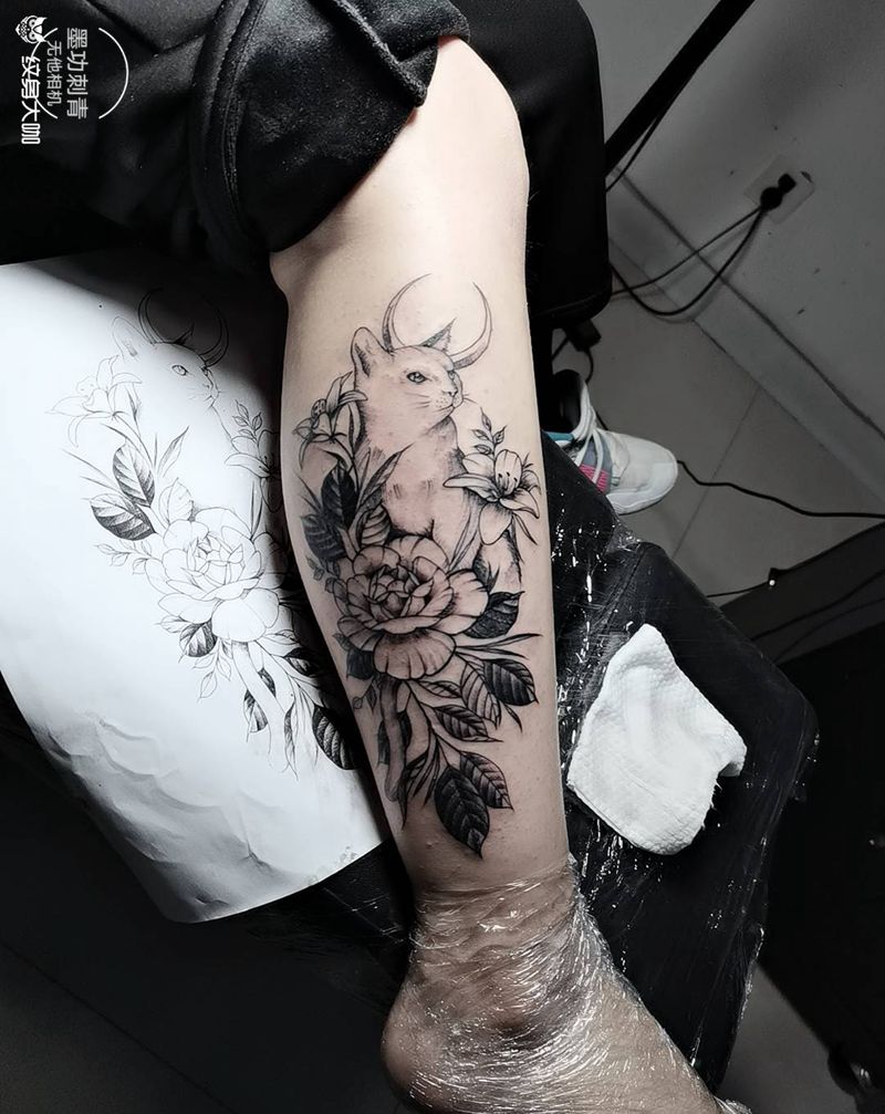 猫纹身图片_腿部点刺纹身图案