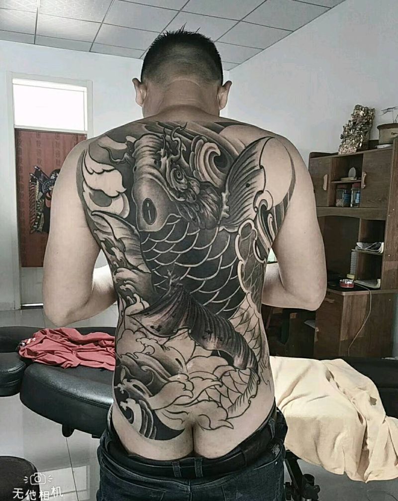 未完成作品,鲤鱼遮盖。纹身图片_背部新传统纹身图案