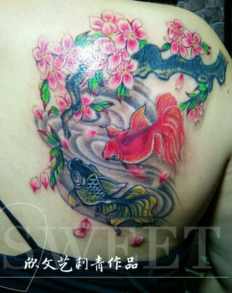 金鱼戏水（遮盖）《旺哥作品》纹身图片_肩部老传统新传统金鱼纹身图案