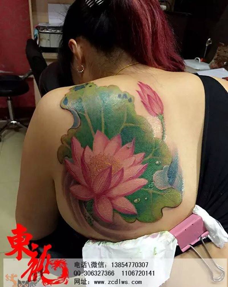 莲花遮盖纹身图片_植物传统清新背部纹身图案