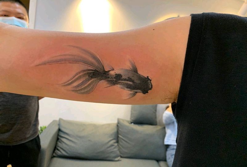 鱼纹身图片_手臂水彩水墨鱼纹身图案