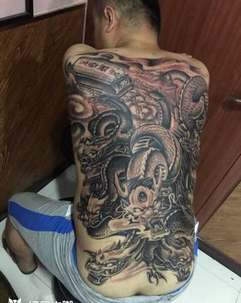九龙拉棺纹身图片