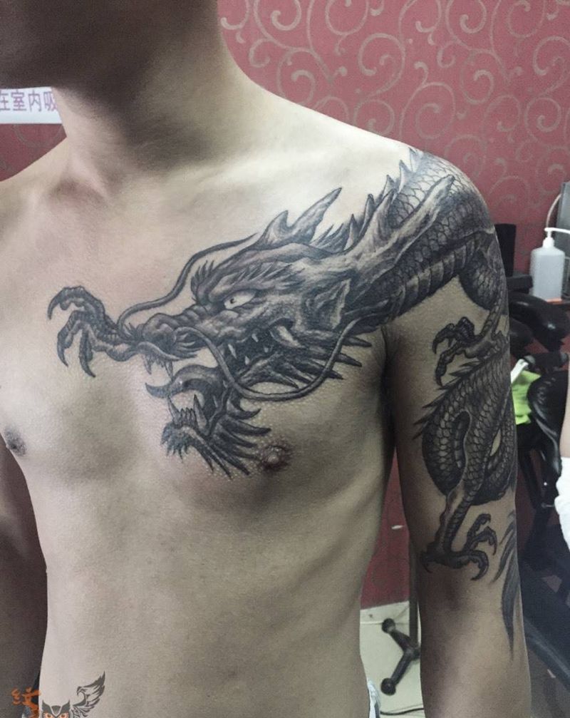 过肩龙纹身图片_传统动物宗教胸部肩部纹身图案