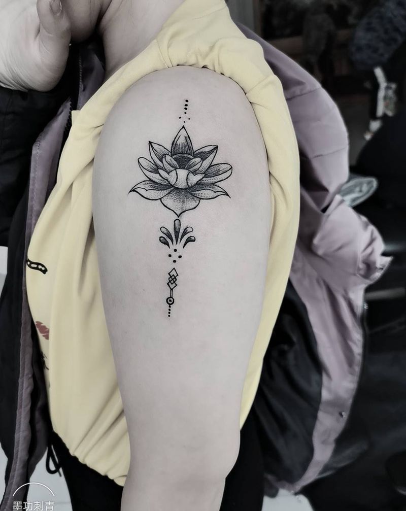 莲纹身图片_肩部图腾点刺纹身图案