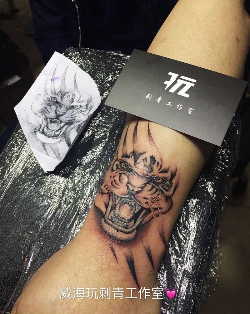 虎头遮盖烟疤纹身图片