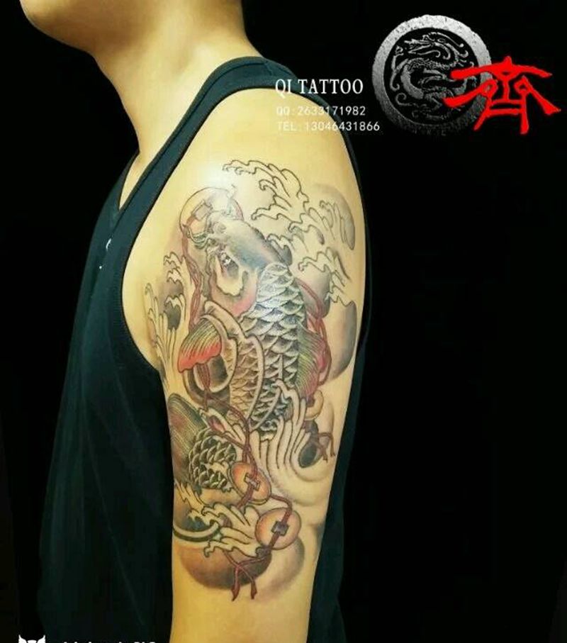大臂鲤鱼纹身图片