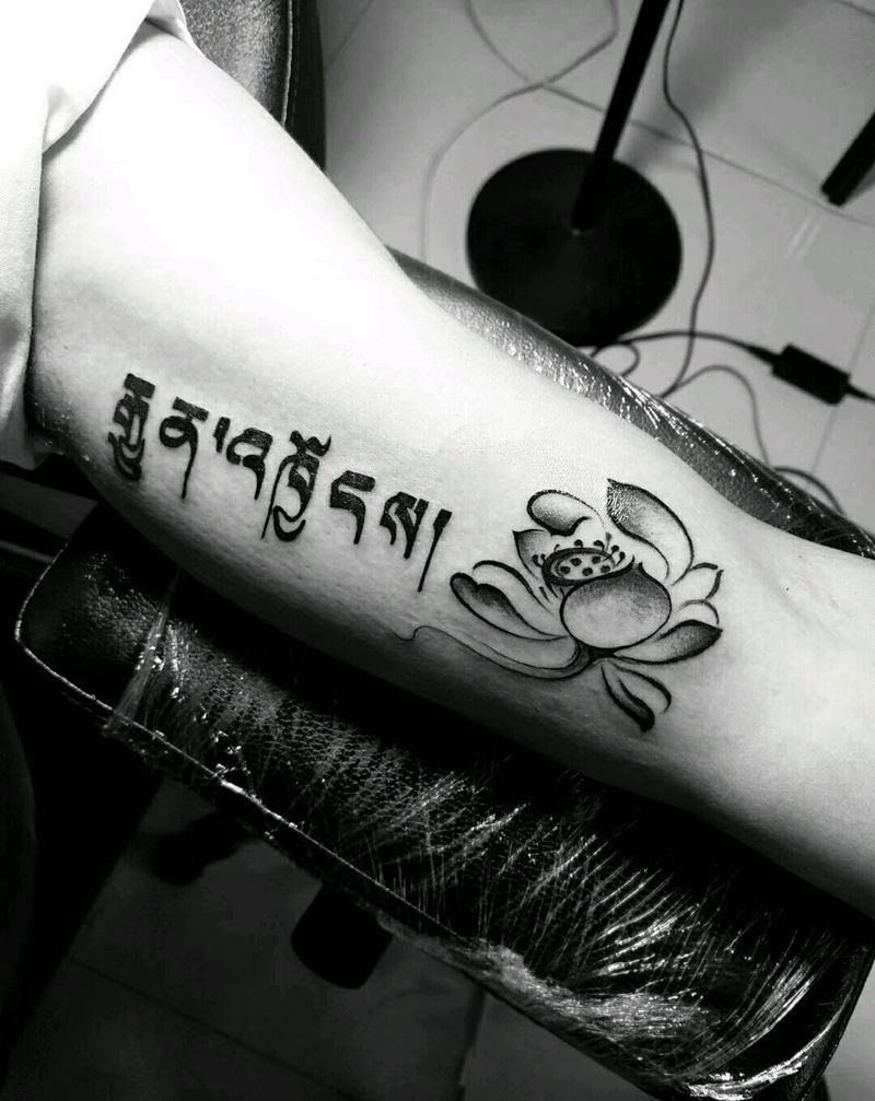 梵文荷花纹身图片_手臂新传统纹身图案