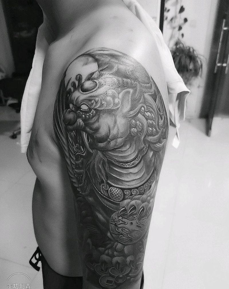 貔貅纹身图片_肩部欧美写实纹身图案