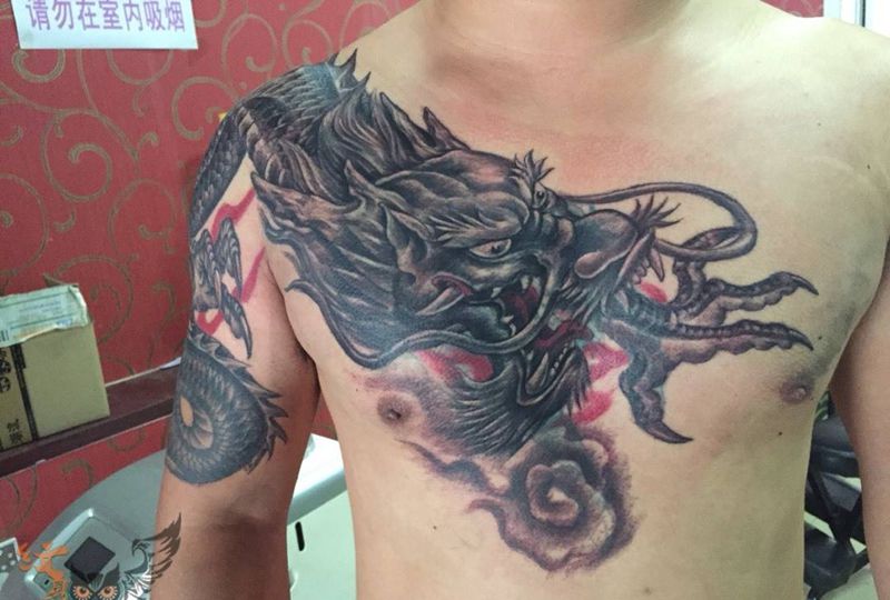 过肩龙遮盖纹身图片_传统动物原创肩部胸部纹身图案