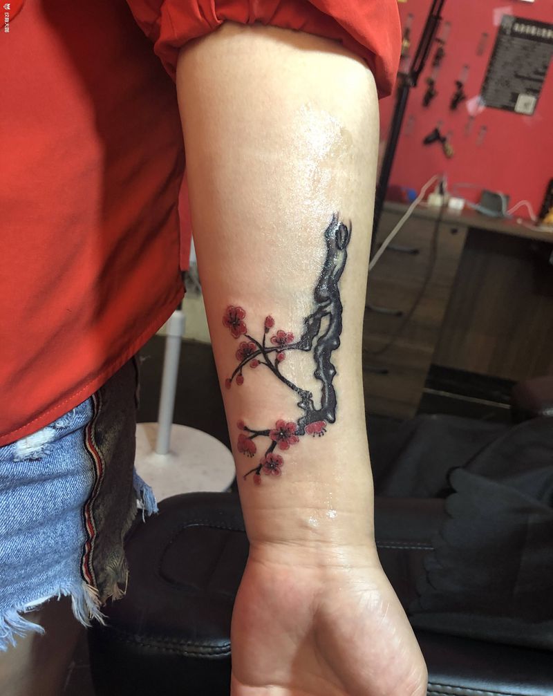 疤痕遮盖梅花《旺师傅作品》纹身图片_手臂手部水墨遮盖梅花纹身图案