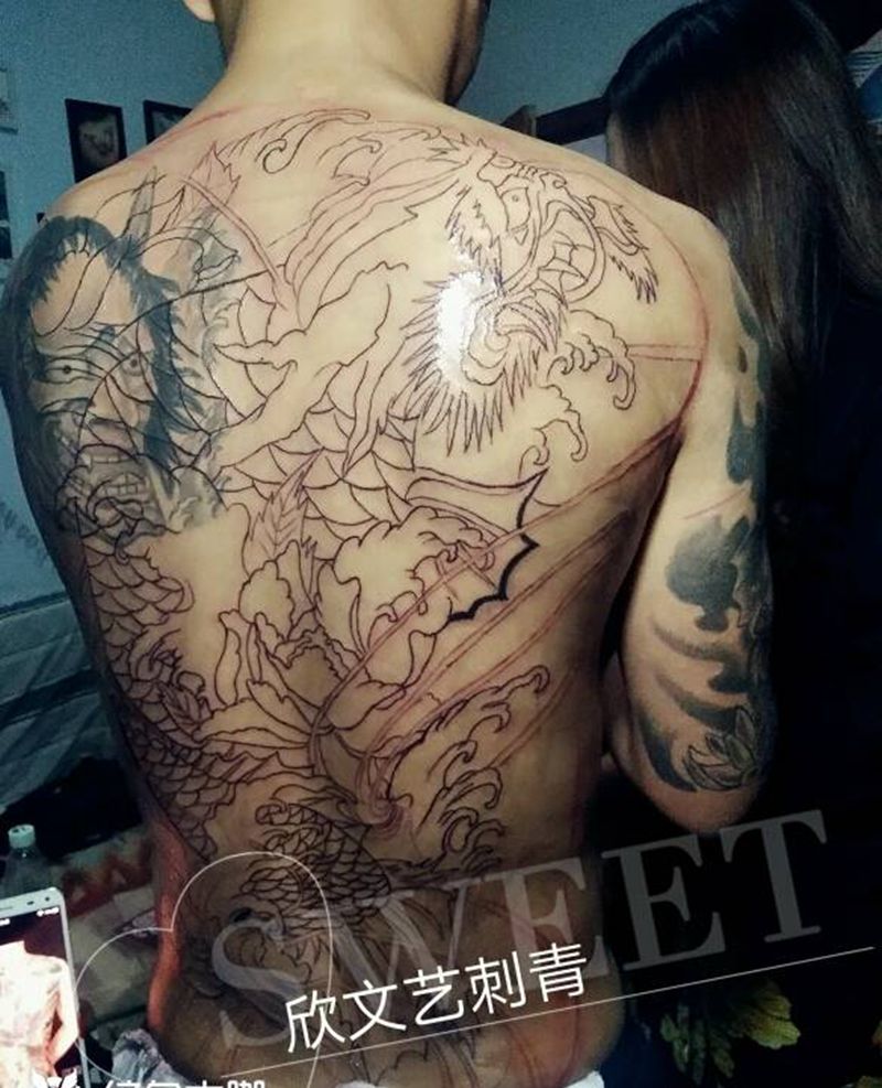 鳌鱼遮盖满背纹身图片