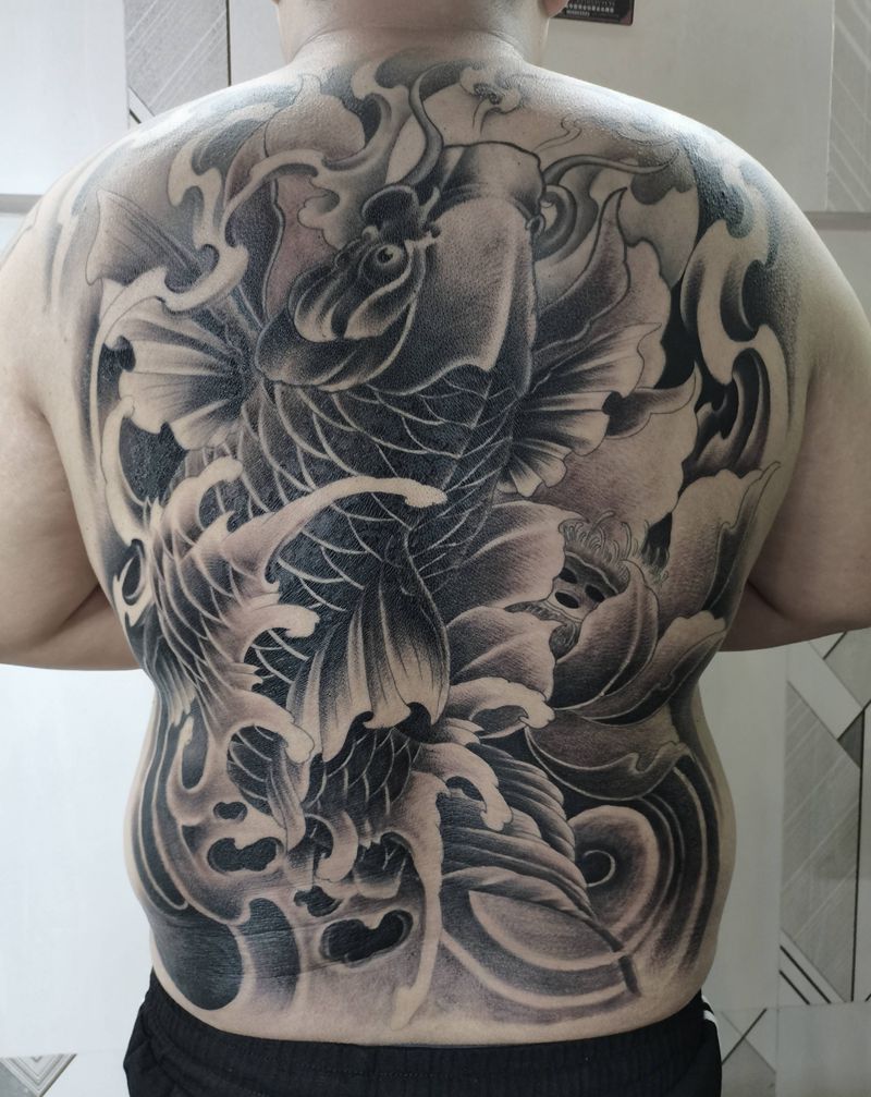 鲤鱼纹身图片_背部新传统纹身图案