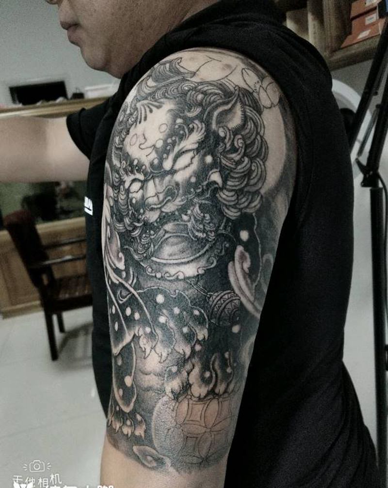 唐狮纹身图片_肩部老传统纹身图案