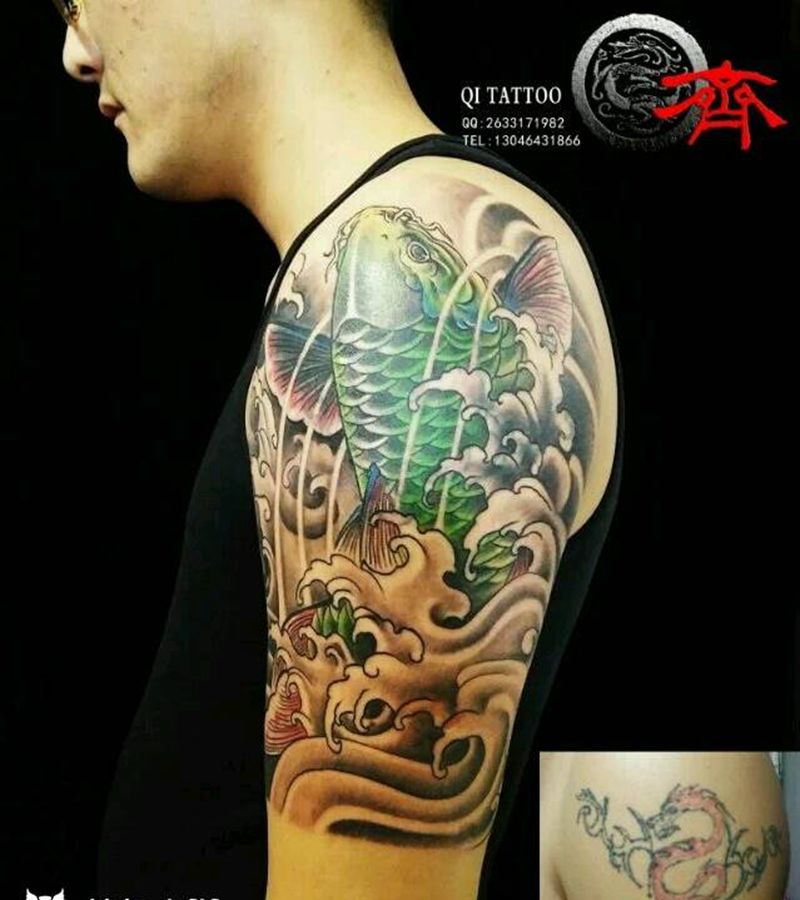大臂鲤鱼遮盖老图纹身图片