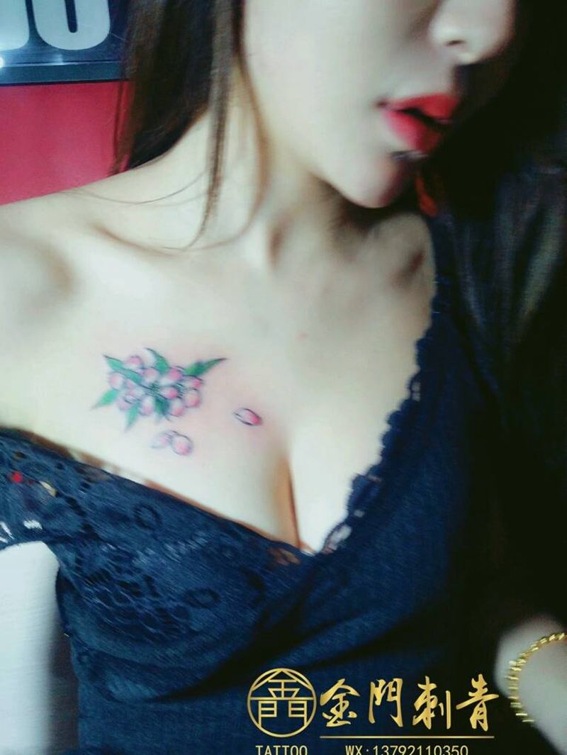 遮盖小作《欣师傅小作》纹身图片_胸部肩部水彩新传统樱花遮盖纹身图案