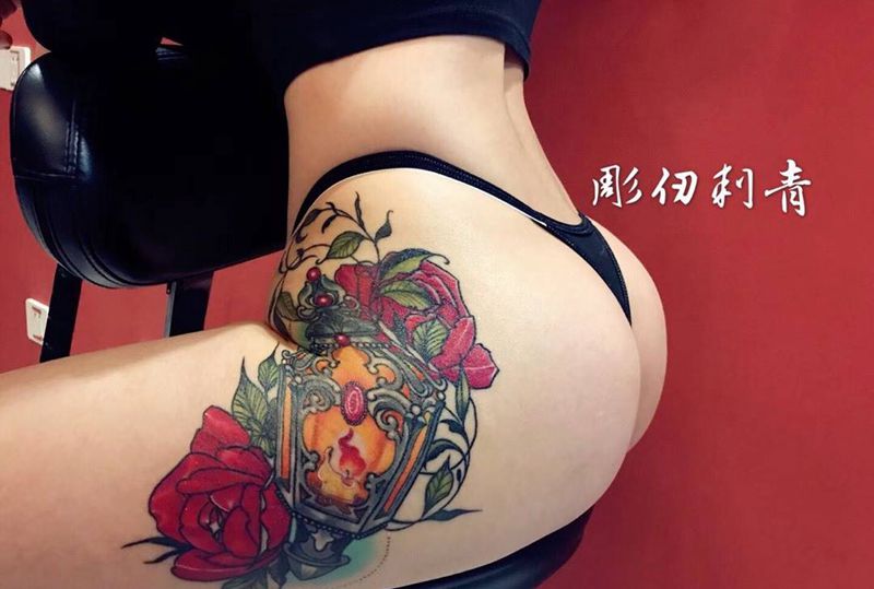 玫瑰烛灯纹身图片_臀部腿部New School纹身图案