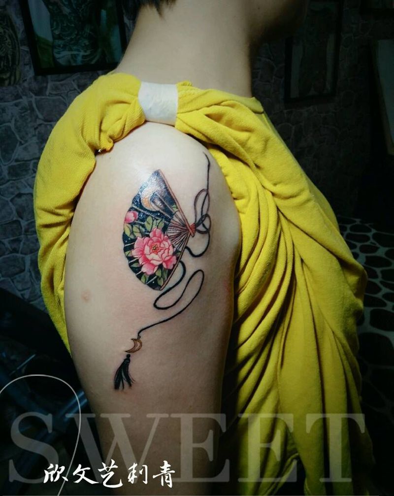 疤痕遮盖中国风扇子《旺师傅作》纹身图片_肩部手臂新传统几何中国风扇子牡丹纹身图案