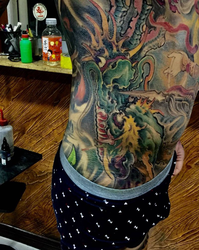 重彩龙纹身图片