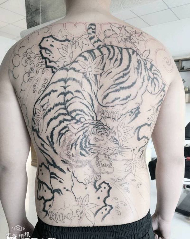 下山虎纹身图片_背部老传统纹身图案