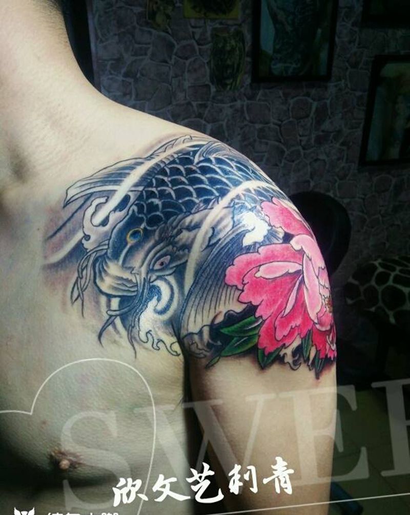 过肩招财鲤完工纹身图片_肩部传统动物成品纹身图案