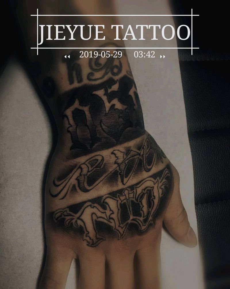自定义手背纹身图片_手部花体字纹身图案