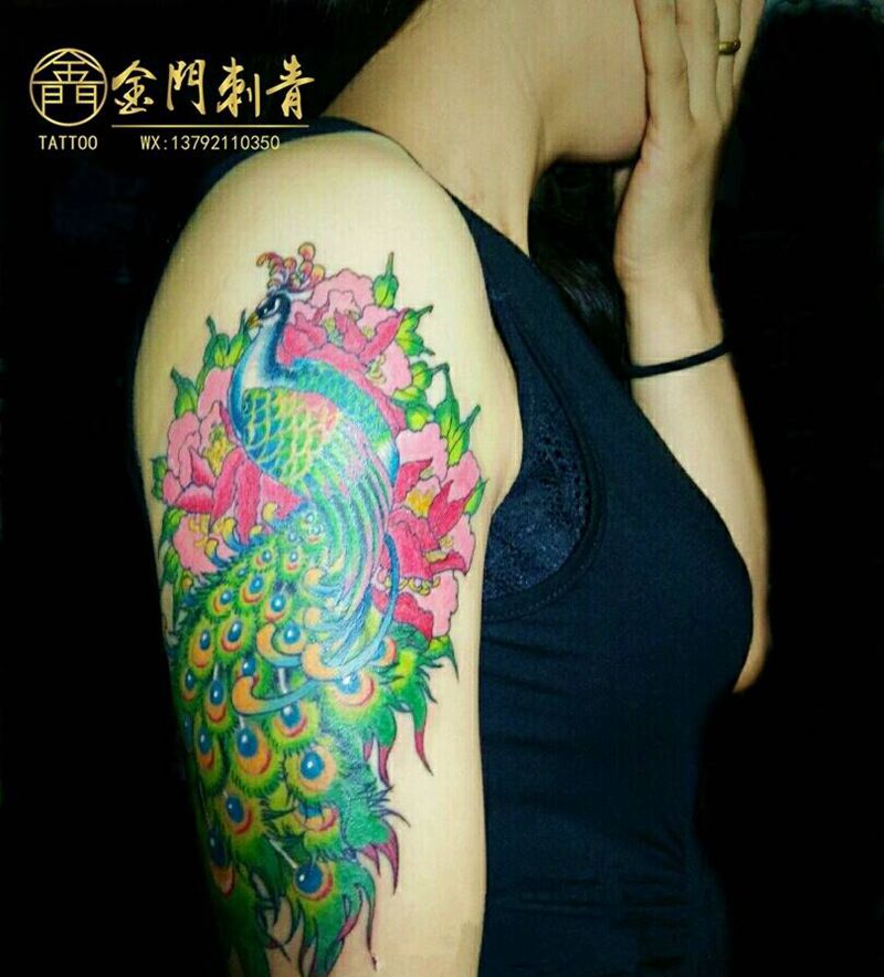 大臂孔雀《欣师傅作品》纹身图片_手臂肩部新传统水彩重彩孔雀凤凰纹身图案