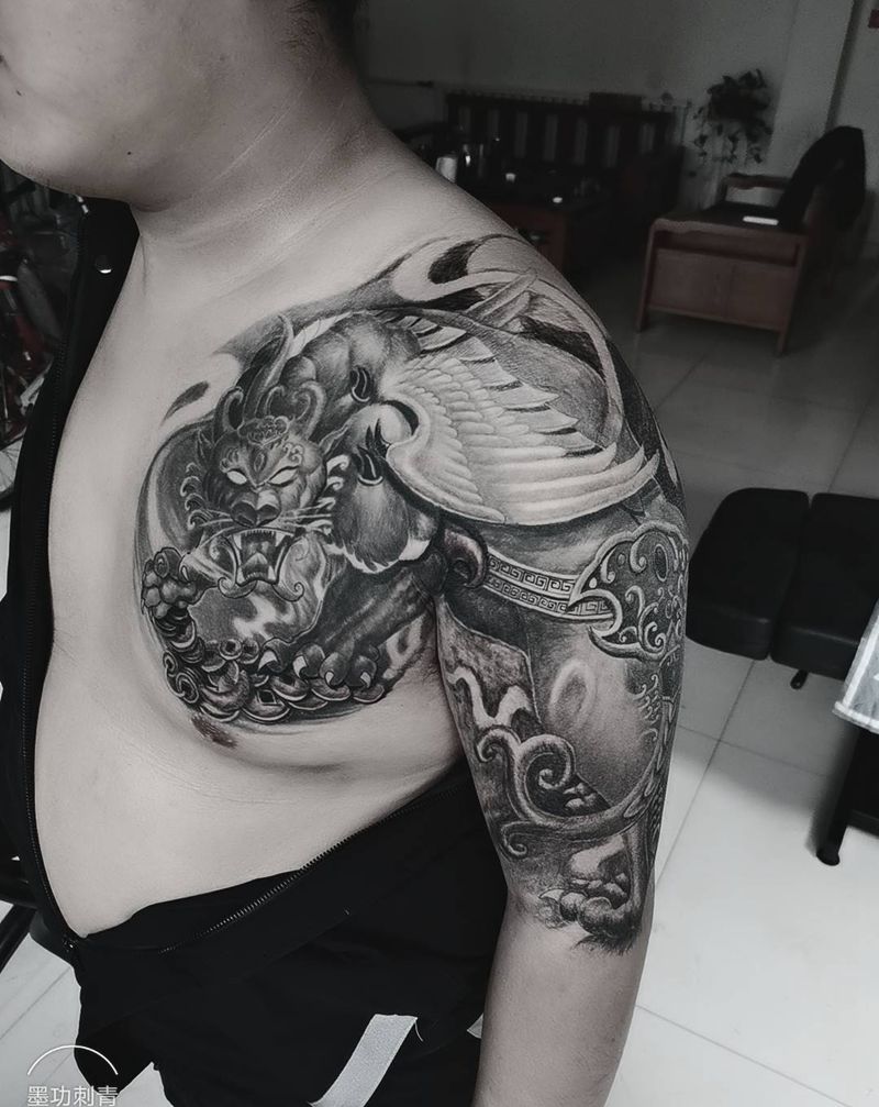 貔貅纹身图片_肩部新传统纹身图案