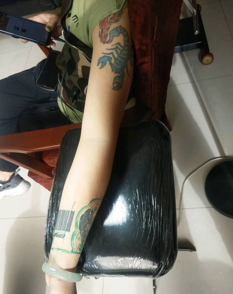 花臂遮盖第一步纹身图片_手臂老传统纹身图案