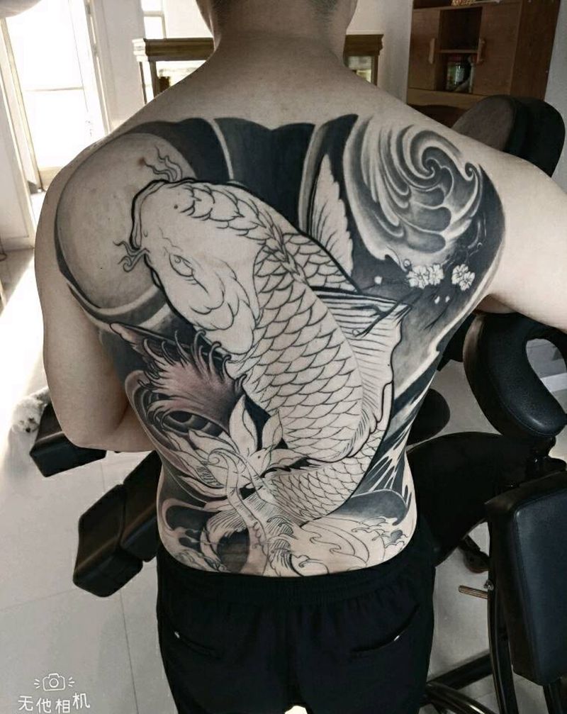 大鲤纹身图片_背部老传统纹身图案
