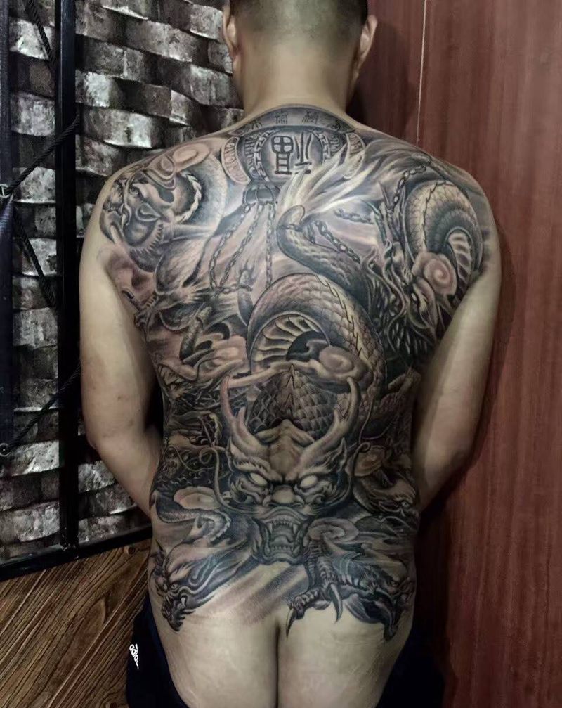 九龙拉棺纹身图片
