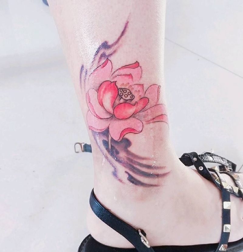 荷花纹身图片_脚部水墨纹身图案