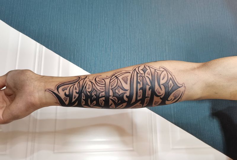 花体字纹身图片_手臂花体字纹身图案