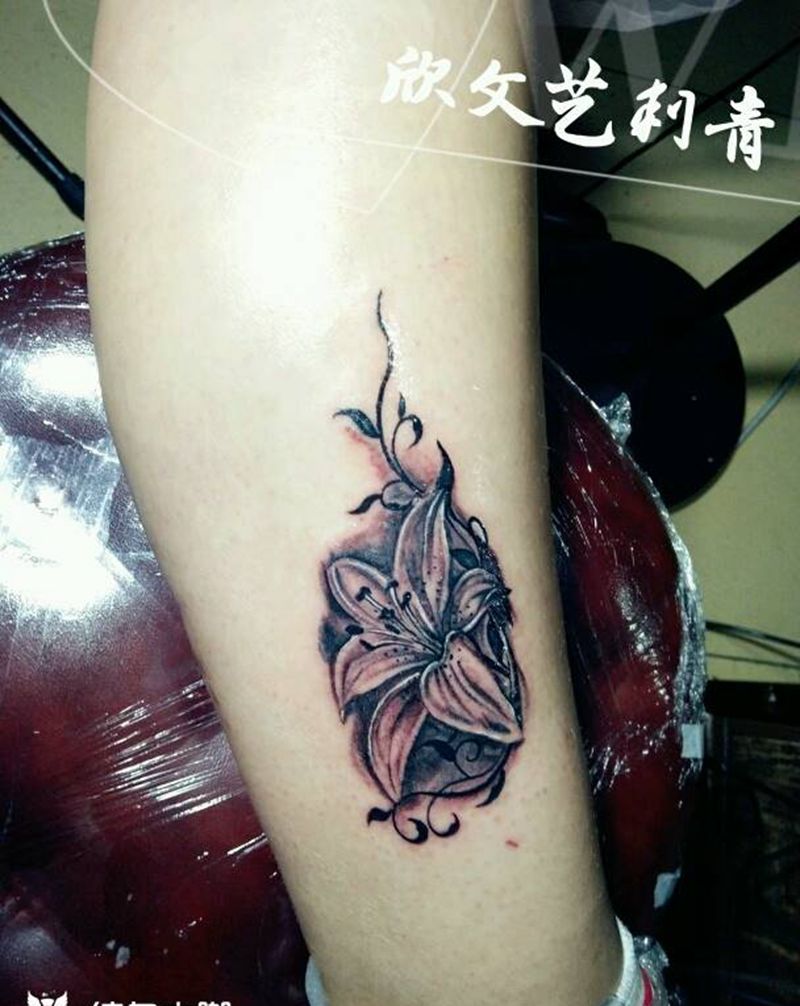 女生小腿百合小图纹身图片