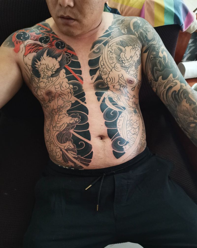 开衫纹身图片_胸部老传统纹身图案